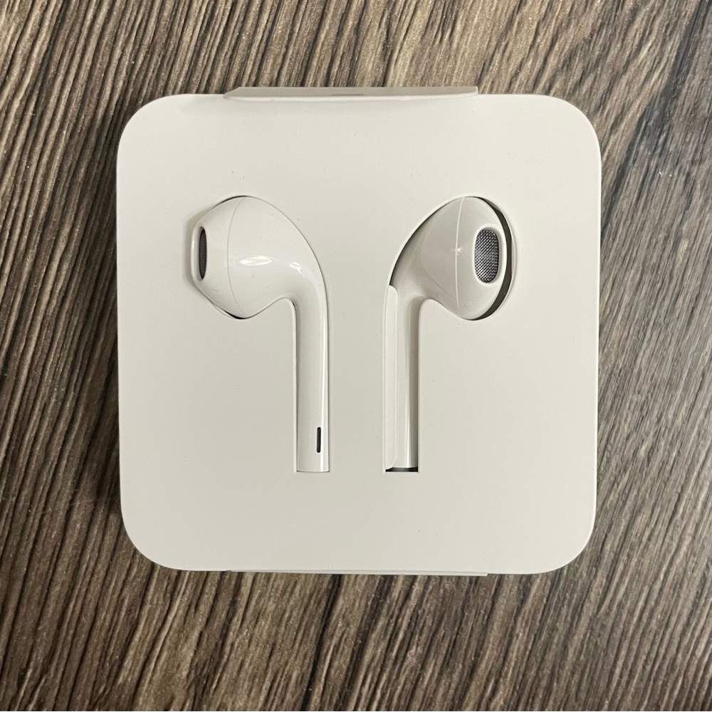 Genuine Apple Headphone Ear Buds Corded With Lightning Adapter Unused Brand New